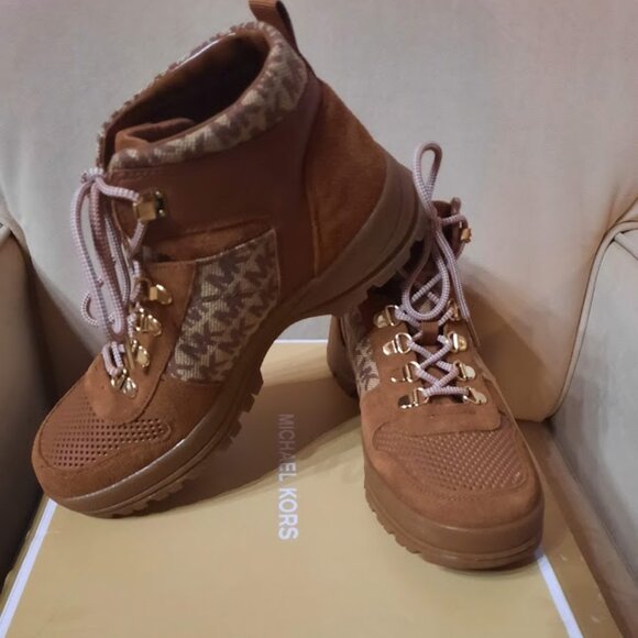 Michael Kors Cosgrave Suede Bootie Women's Sz 8.5M New in Box - Picture 1 of 10